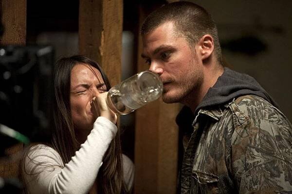 Plivu na váš hrob - Z filmu - Sarah Butler, Jeff Branson
