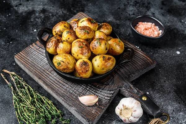 Recept: Trik na nejlepší pečené brambory v rozmarýnové troubě | Magazín města