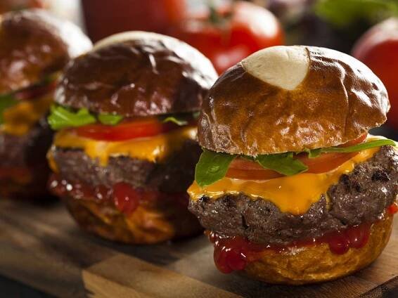Zamotaná historie slova hamburger. Maso v housce je sice z Hamburku, ale zároveň jde i o šunku