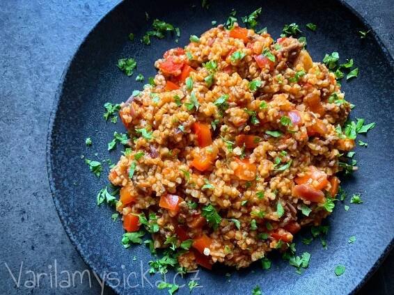 Šťavnatý bulgur s bio mletým hovězím masem, rajčaty a paprikou - vařilamyšička.cz