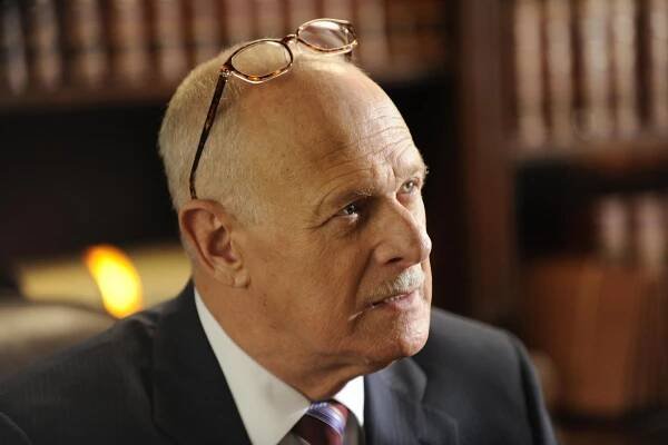 Kauzy podle Kate - Benched - Z filmu - Gerald McRaney