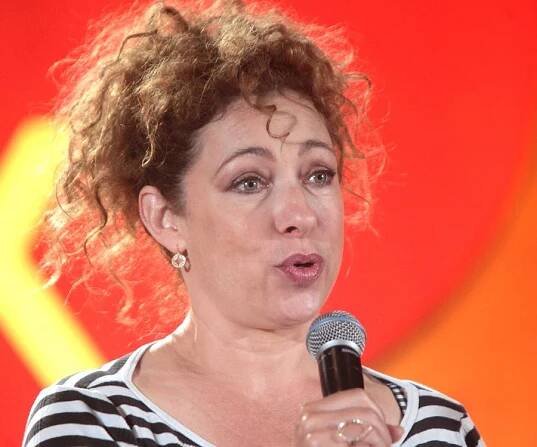 Alex Kingston Biography - Facts, Childhood, Family Life & Achievements of English Actress