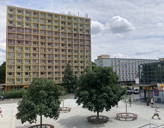 Brno upravilo nároží Šumavské a Kounicovy. U křižovatky si lidé odpočinou
