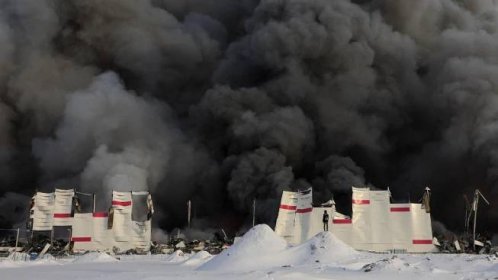 Rozsáhlý požár skladu v Petrohradě. Protipožární systém vypnuli, když spouštěl falešné poplachy - Novinky