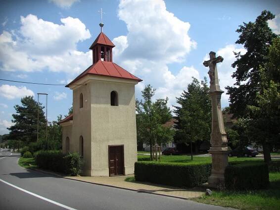 Kaple a kříž na Návsi v... - Kaple