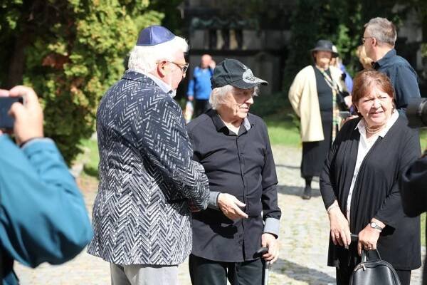 Židovský pohřeb zpěvačky Yvonne Přenosilové (†76): Jarmulky, »ztracený« syn a slzy kamarádky Filipovské