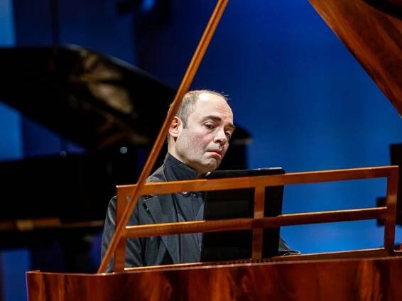 Fantazie na klávesách staletí: Alexander Melnikov a jeho kaleidoskopický stroj času