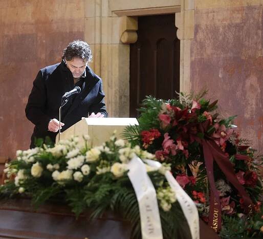Nejdojemnější moment z Jágrova pohřbu: Já byl obraz, ty můj malíř, četla tátovi legenda