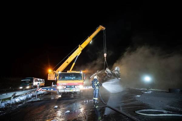 Požár a pak exploze. Drama na dálnici D11 zastavilo dopravu, cisterna převážela saze v prášku | POŽÁRY.cz - ohnisko žhavých