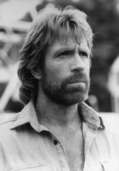 Umí dělit nulou a rozbrečí i cibuli. Drsný i vysmívaný Chuck Norris slaví 80 let
