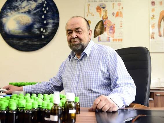 Doktor Jonáš, studovaný léčitel. Neví sice, jak jeho přístroje fungují, ale peníze se mu sypou
