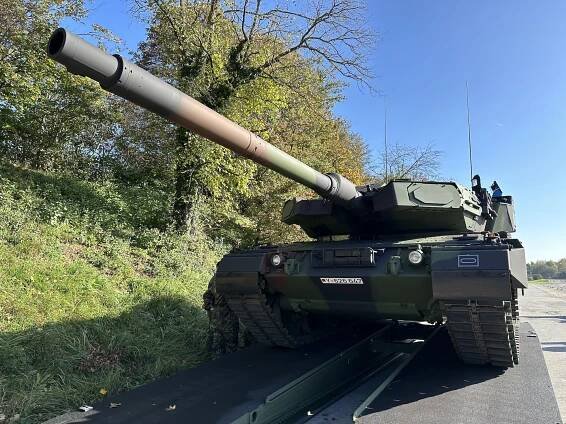 Der neueste Kampfpanzer der Bundeswehr, Leopard 2 A7 A1 mit dem Selbstschutzsystem Trophy. Gut zu sehen die flachen Radarsensoren vorne am Turm sowie Launcher und Schutzpanel rechts.