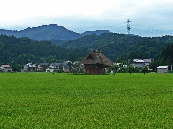 „Ein Bett im Kornfeld“ … [falscher Titel] … Ein Tempel im Reisfeld muss es in Japan lauten!:) – Kulturlandschaften