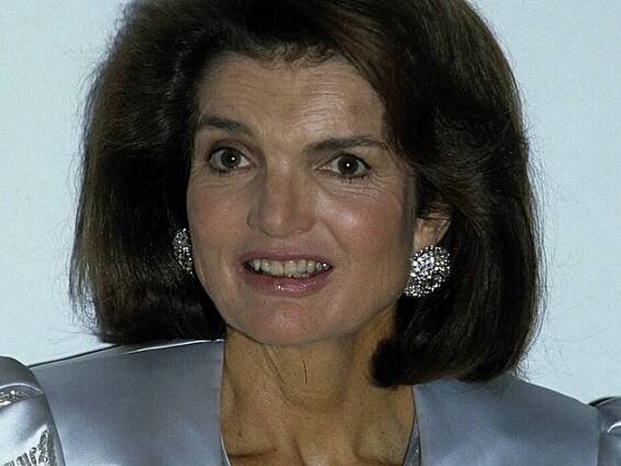 Vždy dokonale upravenou, elegantní dámou zůstala Jackie Kennedy i ve starším...