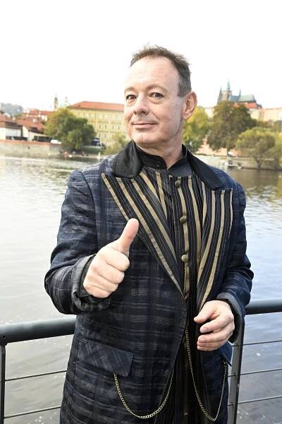 Spoustu let se nám motal do cesty a může nás alternovat všechny: S novým zpěvákem už kapela Lucie natáčí