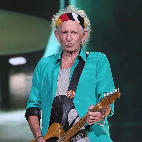 Neměl problém s drogami, ale s policií. Osmdesátník Keith Richards. Kytarista, kterého stihl zázrak