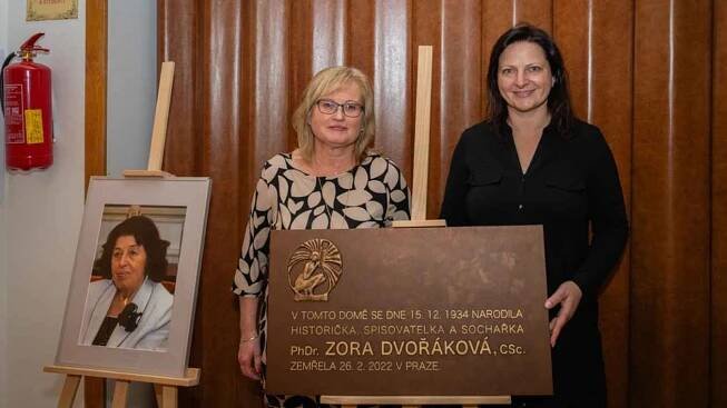 Historičky Irena Veverková a Gabriela Havlůjová s pamětní deskou Zory Dvořákové. 