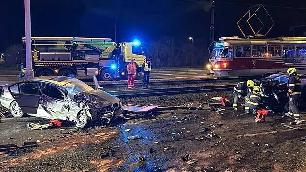 U Strašnic bourala dvě osobní vozidla s nákladním, na místě je pět zraněných. (21. prosince 2024)