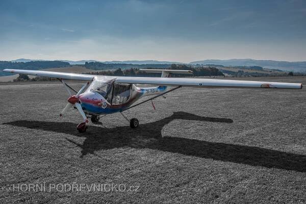 Nabízíme -Výcvik pilotů, letecká škola, vyhlídkové lety, pronájem letadel, letecké snímkování, stanování na letišti, zajištění ubytování pronájem areálu, pořádání kulturních akcí