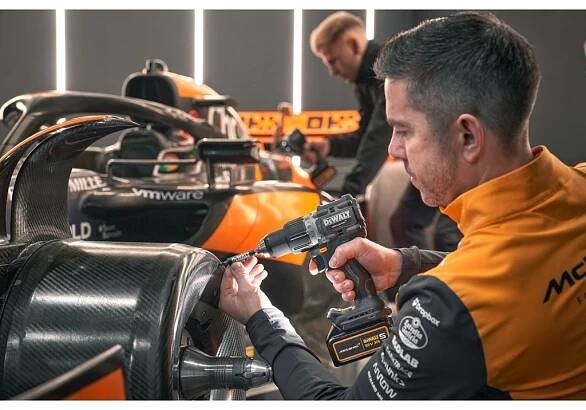 Aku vrtací šroubovák s příklepem DeWALT DCD85MP2T-QW McLAREN, 2x 5,0 Ah 18V