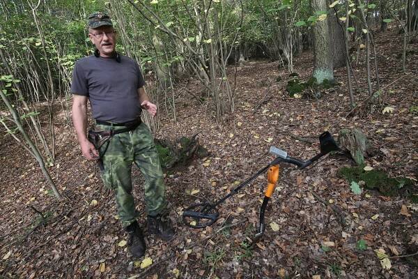 Známku amerického vojáka, který bojoval v Ardenách, našel detektorář u Hlinné