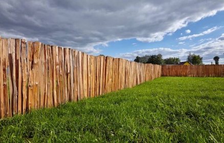 dřevěný plot-štípák
