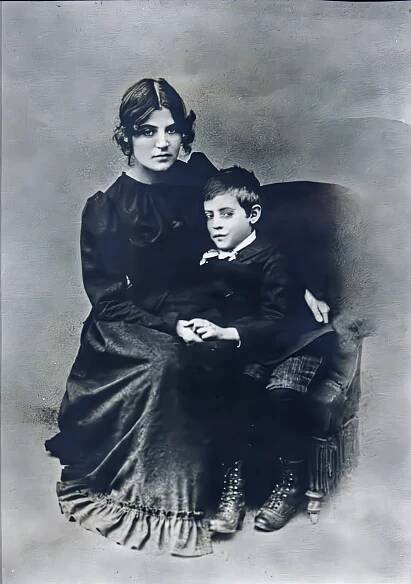 File:(Barcelona) Photographie de Suzanne Valadon et de Maurice Utrillo.jpg - Wikimedia Commons