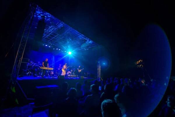 Koncert Anety Langerové rozezněl parkán | Divadlo Tramtarie Olomouc