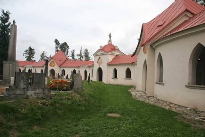 Kostel svatého Jana Nepomuckého u Žďáru: symbol Kristových ran i skrytého jazyka