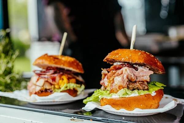 Burger na míru pro Brno. Street food festival láká na speciální pochoutku