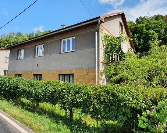 Prodej prostorného domu se zahradou v Klášterské Lhotě
