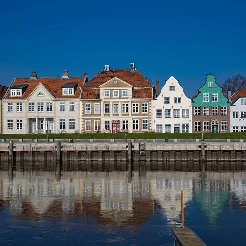 Ein Wahrzeichen Glückstadts: Die denkmalgeschützte Häuserzeile am Binnenhafen.