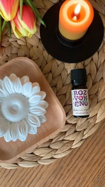Pasivní aroma difuzér Astelia od francouzské značky Innobiz je jednoduchou volbou pro aromaterapii a ovonění prostorů ve vaší domácnosti. Vhodné použití je v obývacím pokoji nebo v ložnici. Bílá květina ze sádry s dřevěným podnosem se vám díky jednoduchému designu stane krásným doplňkem v interiéru a postará se o jemné provonění prostoru. Nakapejte 4-8 kapek 100% éterického oleje doprostřed květiny a relaxujte. 
 
Výhody difuzéru ASTELIA: jednoduchá manipulace,
levnější varinta aroma difuzéru, elegantní a nadčasový design.

Pro účinný armaterapeutický zážitek používejte kvalitní, 100% přírodní esenciální oleje. Ty najdete také v naší nabídce.

#vune #domov #esencialniolej #eterickyolej #ekologickadomacnost #domacnost #vonavadomacnost #aromadifuzer #difuzer #pasivnidifuzer #dekorace 