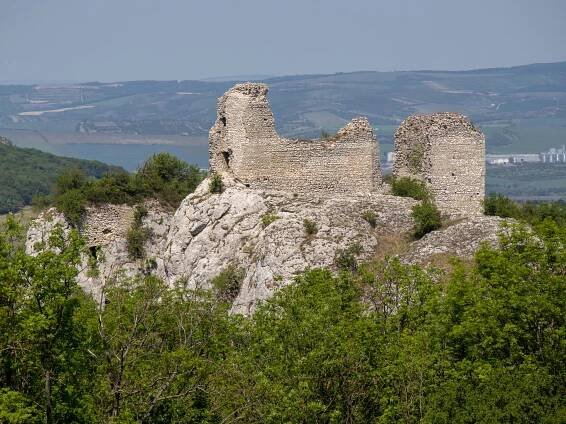 Sirotčí hrádek a Stolová hora – závan středověku a vzácná příroda Pálavy