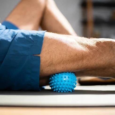 Masážní míč na svaly těla, rehabilitační rolovací míček s hroty Průměr 7.5 cm