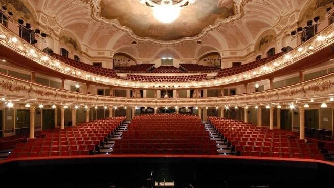 V Hudebním divadle Karlín (na snímku) odehraje Opera ND 95 představení.