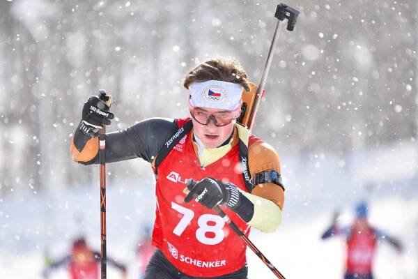 Konečně zima! Mrazivé a větrné počasí potrápilo aktéry I. kola Českého poháru D+D v bojích o EYOF - Biatlon
