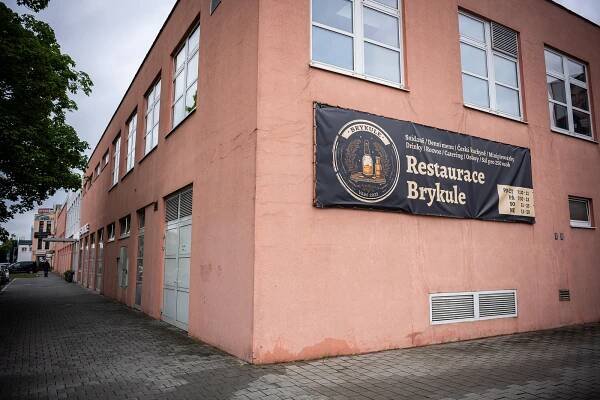 Vejce Benedikt ráno, bramborák s masem k obědu. Brykule sází na osvědčená jídla