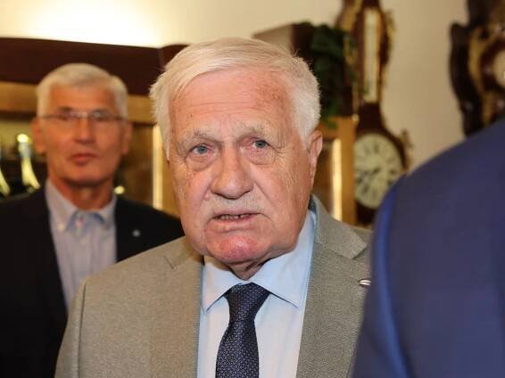 Klaus popírá sám sebe. Dříve podporoval Ukrajinu v NATO, dnes považuje Západ za viníka války