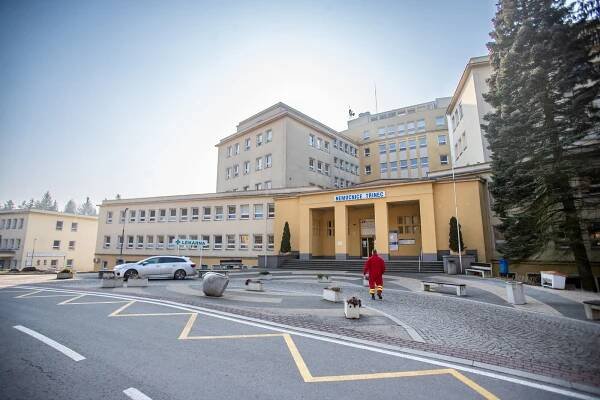 Razie v třinecké nemocnici: Sosnu obsadili policisté, odvedli ředitele Veverku