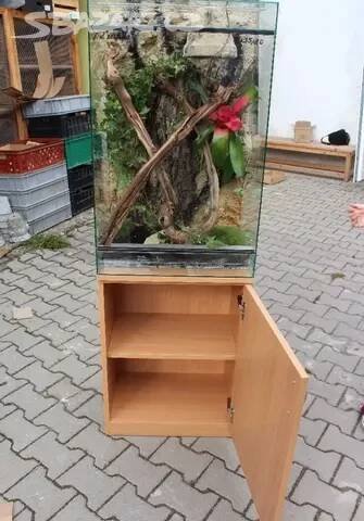 terárium vybavené pro chameleony,agamy