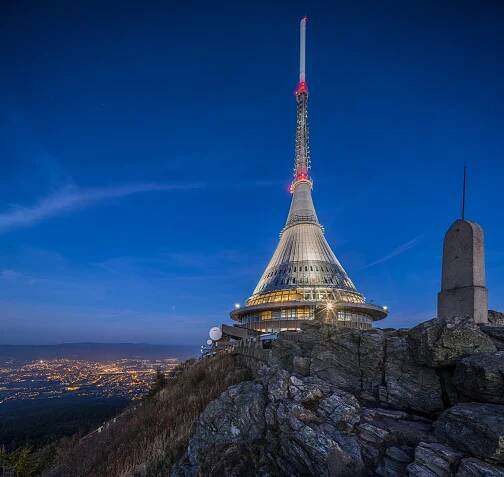 Ještěd slaví 50 let. Unikátní fotky ze stavby, design i chystaná renovace