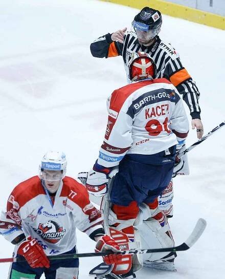 Hokejové utkání Tipsport extraligy v ledním hokeji mezi HC Dynamo Pardubice (v bíločerveném) a HC Kometa Brno (v modrém) v pardudubické enterie areně.