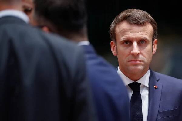 Francouzský prezident Macron během durhého dne summitu... | iROZHLAS - spolehlivé zprávy