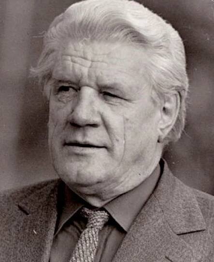 Jaroslav Moučka (9. listopadu 1923 až 26. prosince 2009) se skrze ochotníky dostal do divadla a 40 let strávil na Vinohradech, kde ztvárnil 150 rolí. Pravidelně se objevoval v menších rolích ve filmu a v televizních seriálech (Taková normální rodinka, Chalupáři, Okres na severu).