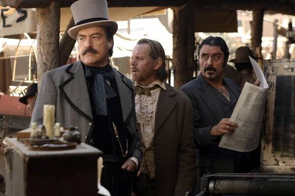 Deadwood - Epidemie - Z filmu - Powers Boothe, William Sanderson, Ian McShane