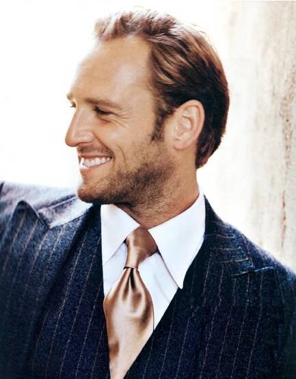 American celebrity Josh Lucas in a side-angle shot Wallpaper
