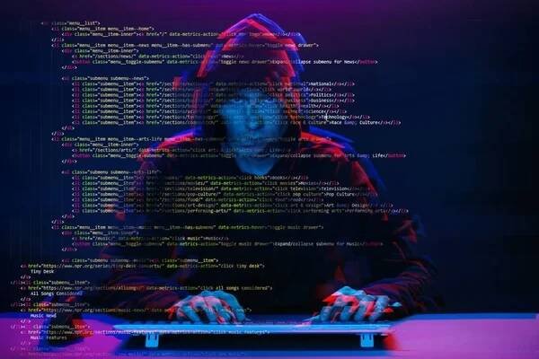 Hacker pracující s počítačem v tmavé místnosti s digitálním rozhraním v okolí. Obrázek s efektem efektu. — Stock obrázek
