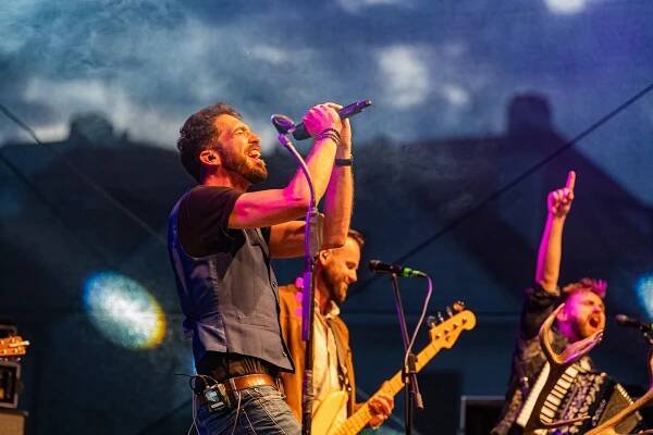 Kapela Jelen zahájila Krumlov Open Air 2024. Zaplnila Pivovarskou zahradu