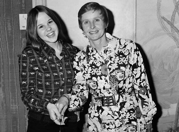 Linda Blair with her mother cutting cake 